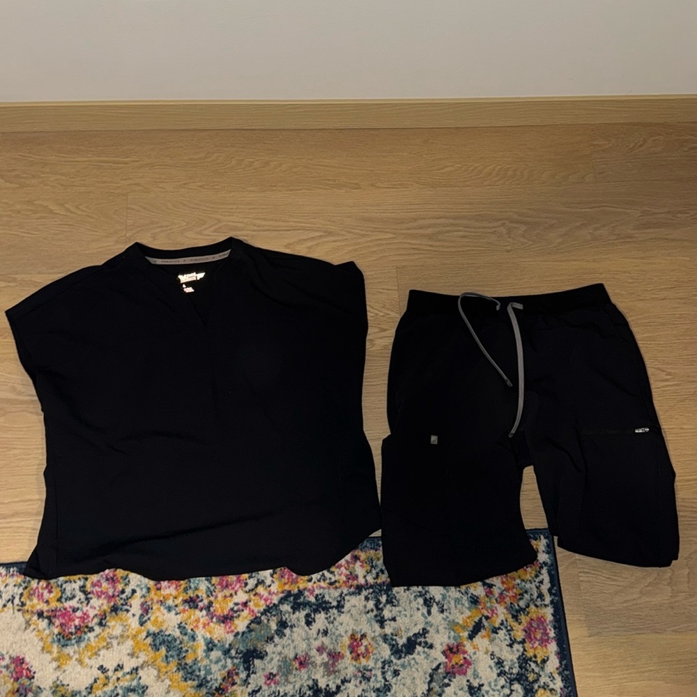 Fabletics Scrub Set
